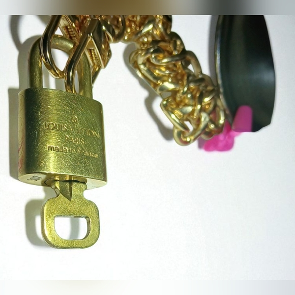 Louis Vuitton Gold Padlock #307 with Key & Unbranded Gold Tone Chain Included - Picture 8 of 15